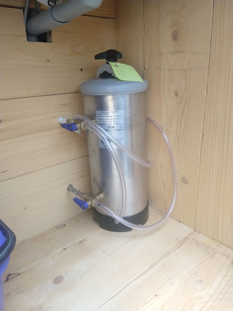 De 12 liter DVA waterontharder in gebruik