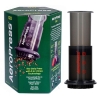 Una caffettiera da viaggio del marchio AeroPress per l’uso in movimento